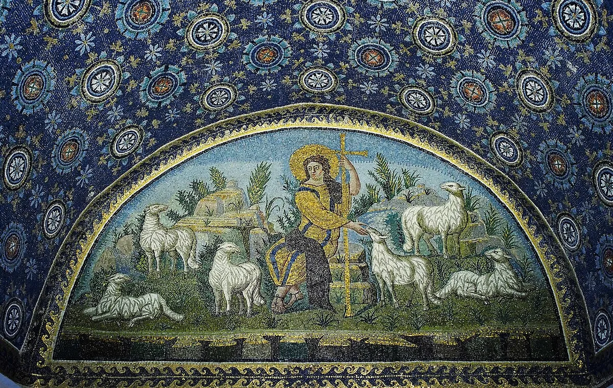 De lunet met de Goede Herder in het mausoleum van Galla Placidia in Ravenna: een zittende figuur tussen schapen, met daarboven een diepblauw gewelf vol gouden sterren.