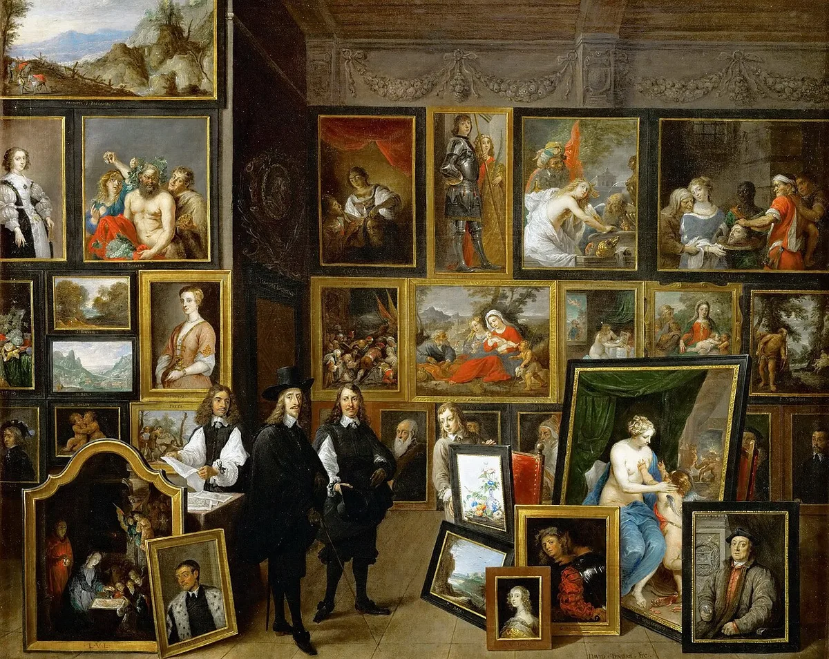 Een geschilderd kunstkabinet van David Teniers: een wand van vloer tot plafond volgehangen met ingelijste schilderijen, met enkele heren die werken bekijken.