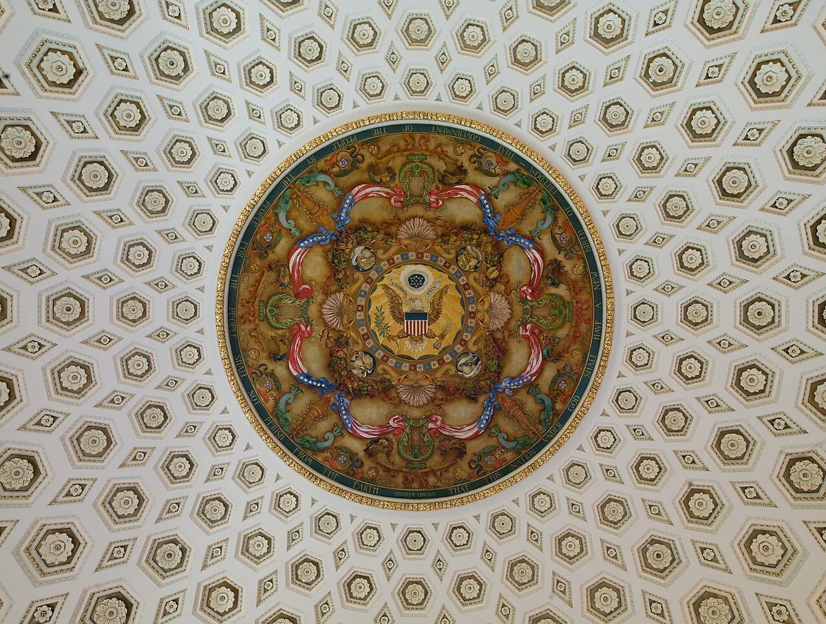 Het rijk beschilderde en verguldde koepelgewelf van het Thomas Jefferson Building in Washington, met een geschilderd medaillon in het midden van een cassettenpatroon.