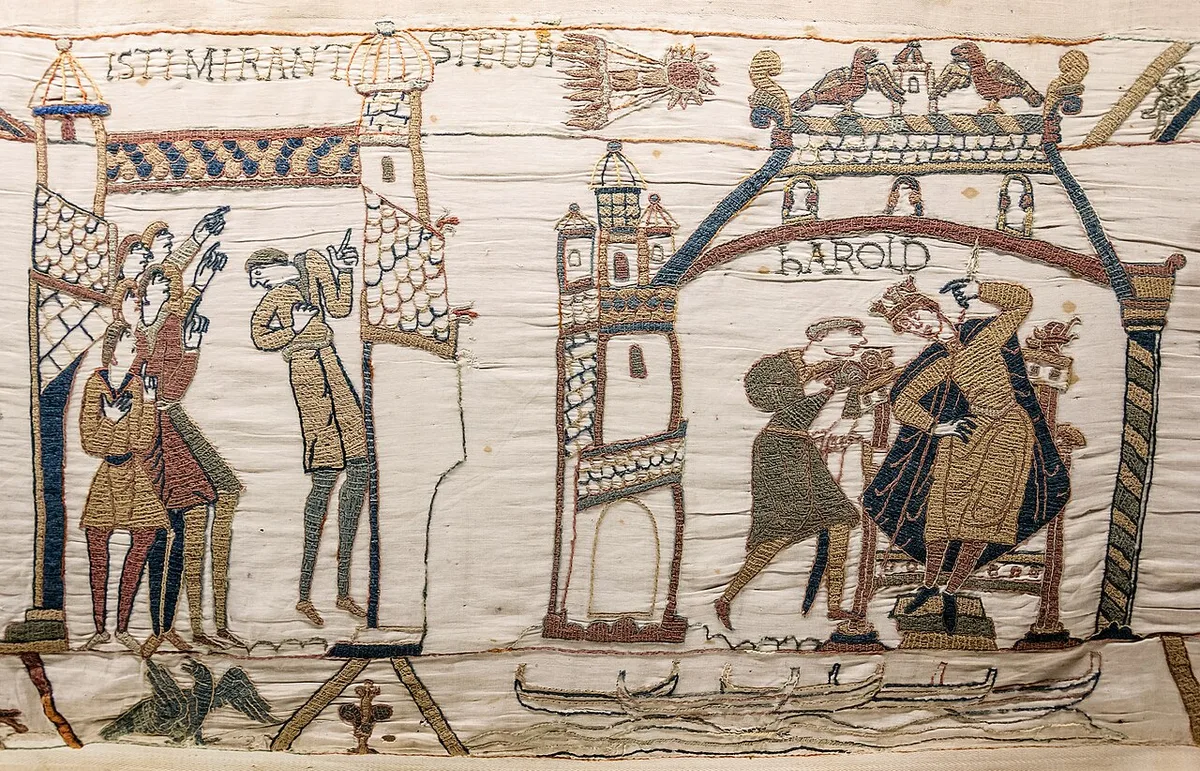 Een fragment van het Tapijt van Bayeux waarop mannen omhoog wijzen naar de komeet van Halley, met een Latijns onderschrift en daaronder een gebouw met figuren.